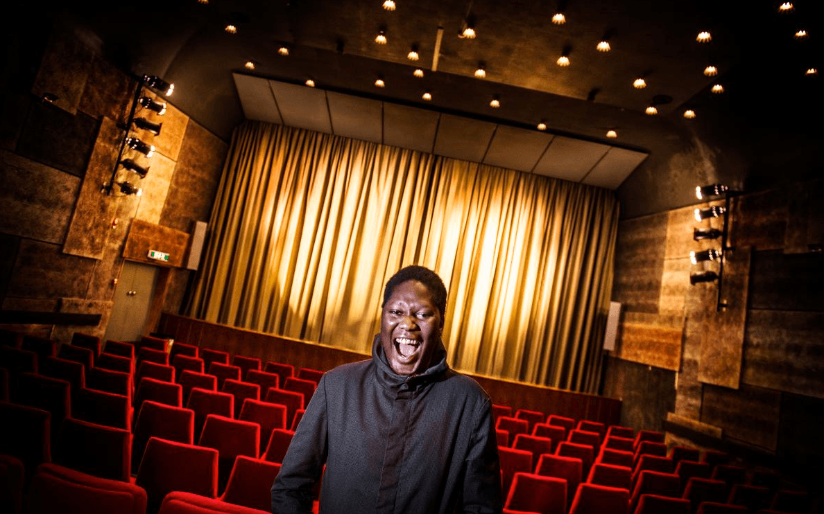 Unik. Ibrahim Faal är en av oacceptabelt få afro-svenska teaterskådespelare i Göteborg och i Sverige. Ett faktum som fått honom att gå en manusutbildning för att ge plats åt nya berättelser. Bild: Jenny Ingemarsson