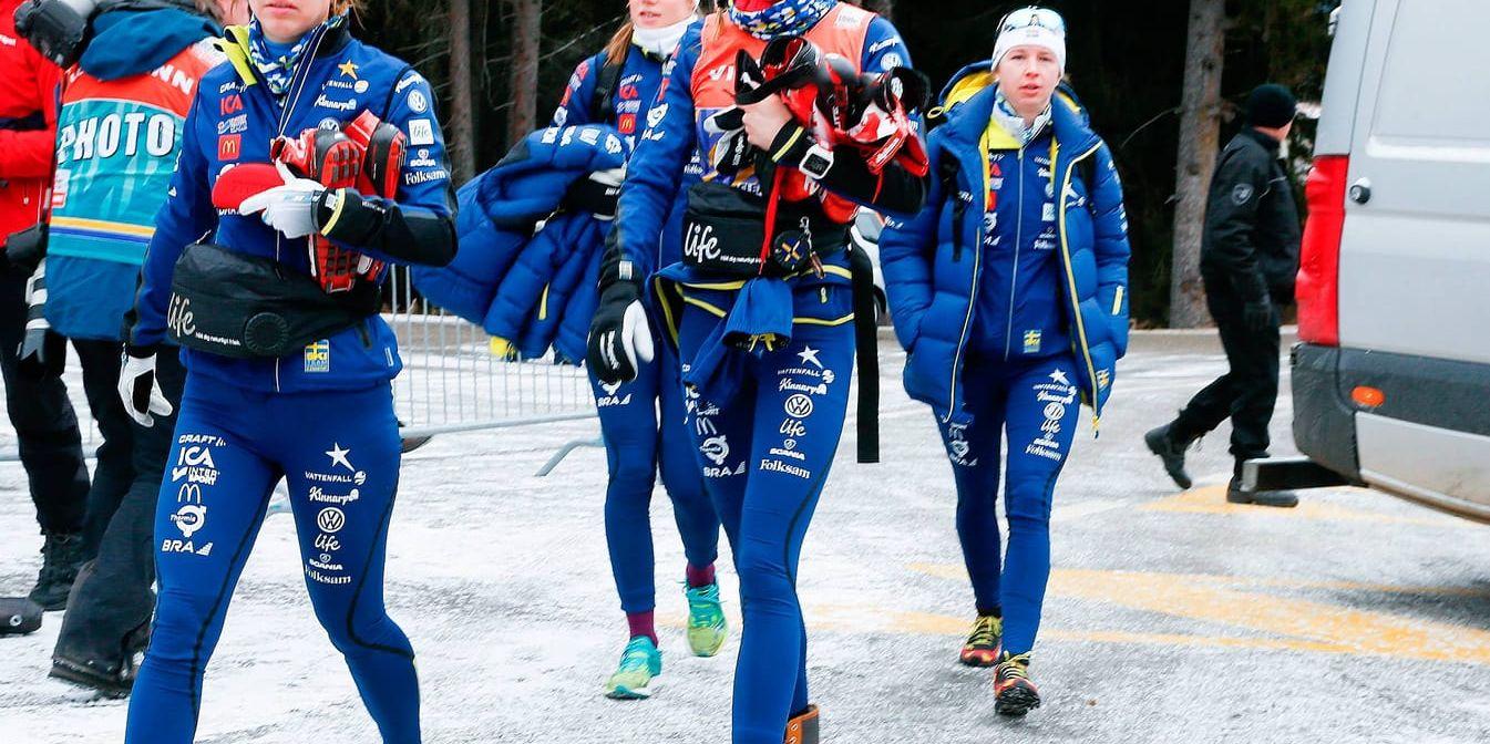 Stina Nilsson, till höger, anländer till torsdagens träning i Toblach med landslagskamraterna.