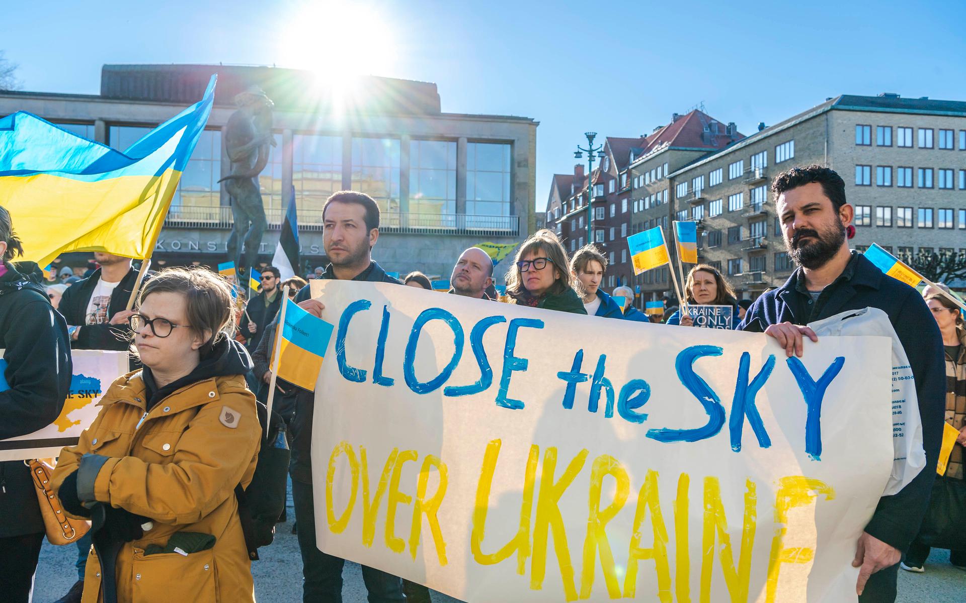 Med sig till demonstrationen hade många ukrainska flaggor och plakat med budskap som ”Close the sky over Ukraine” och ”Stop Putin”