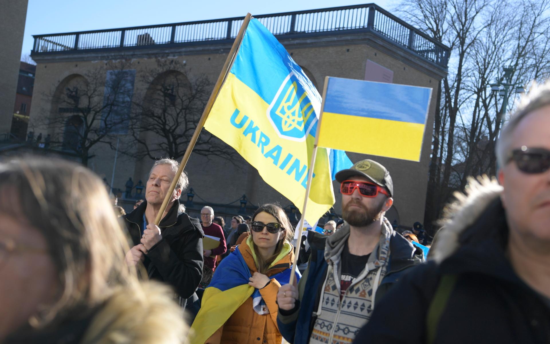 Omkring 1 000 personer samlades under lördagseftermiddagen på Götaplatsen för att demonstrera mot kriget i Ukraina.