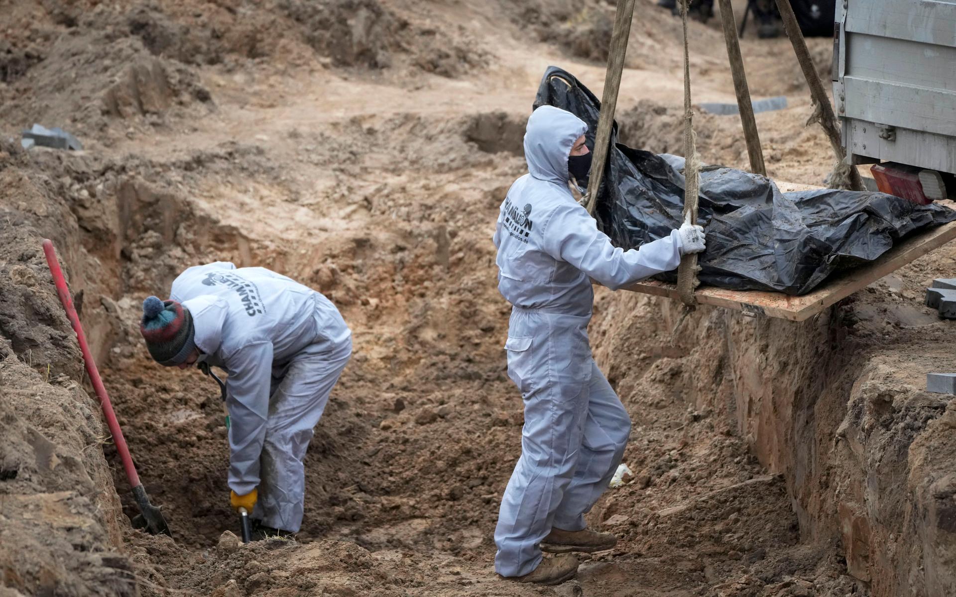 Ryssland anklagas för krigsbrott efter att massgravar hittats i staden Butja. Flera civila hittades döda med bakbundna händer och misstänks ha avrättats av ryska soldater. 