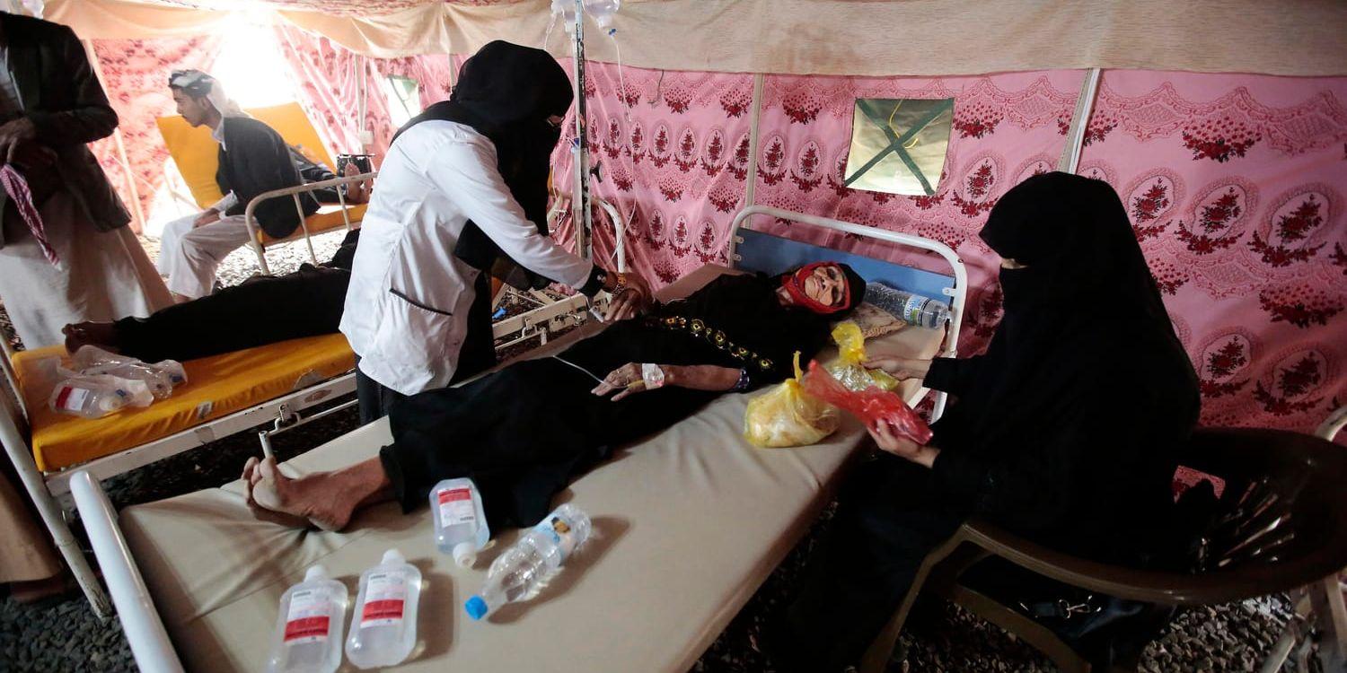 En äldre kvinna behandlas för en misstänkt kolerainfektion i Jemens huvudstad Sanaa. Arkivbild.
