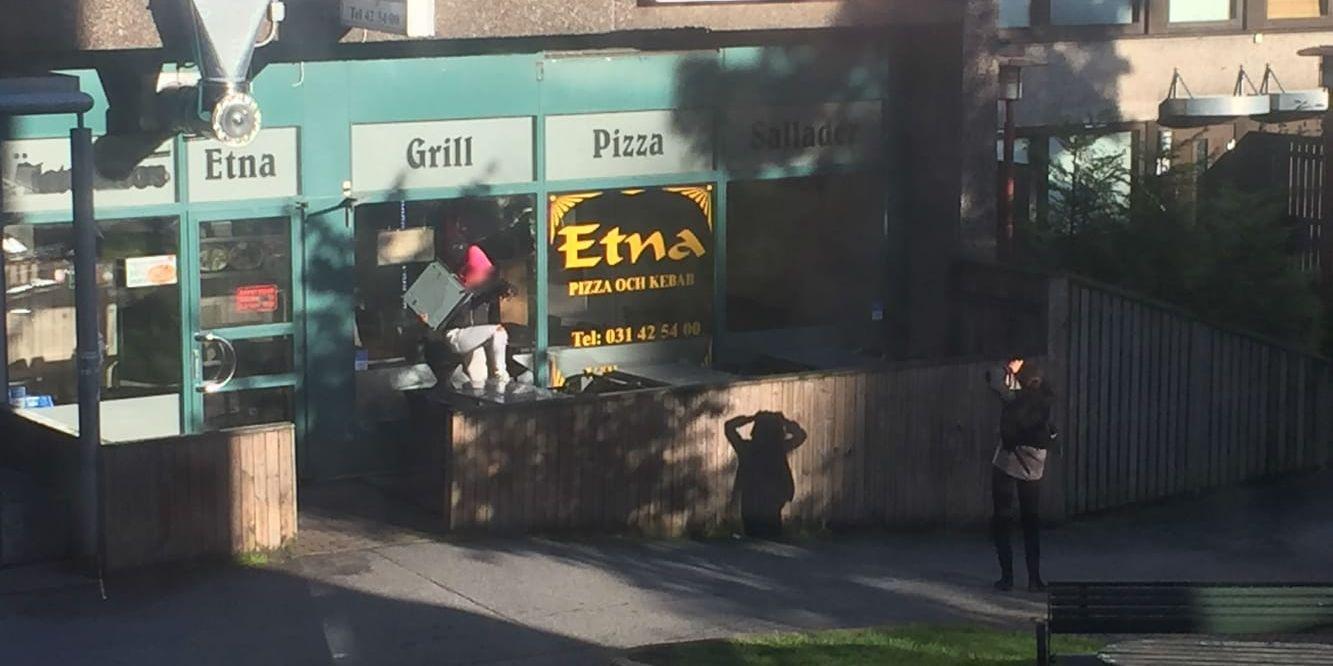 Två kvinnor krossar rutan på en pizzeria i centrala Göteborg och flyr med kassan. Bild: Läsarbild