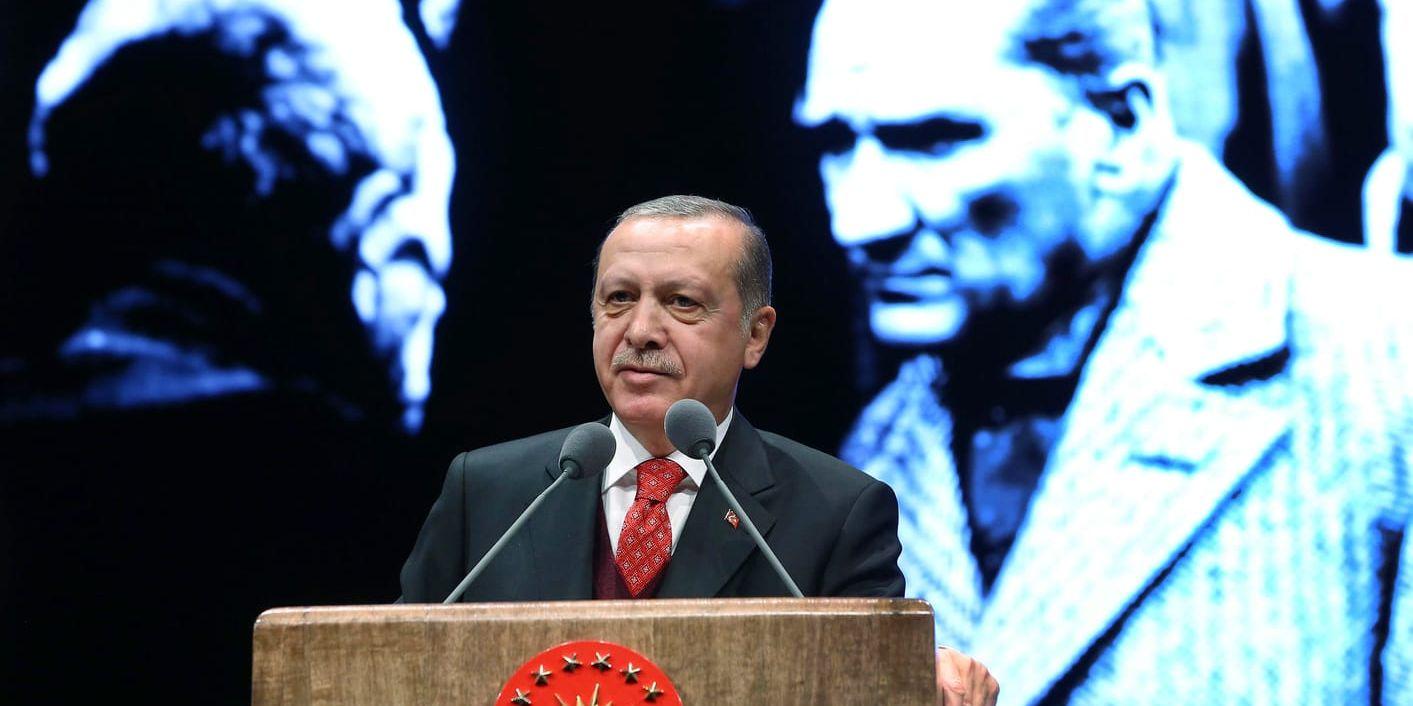 Turkiets president Recep Tayyip Erdogan under ett tal framför en bild på republikens grundare Mustafa Kemal Atatürk. Båda männen framställdes som fiender i samband med en Natoövning, hävdar Erdogan. Arkivbild