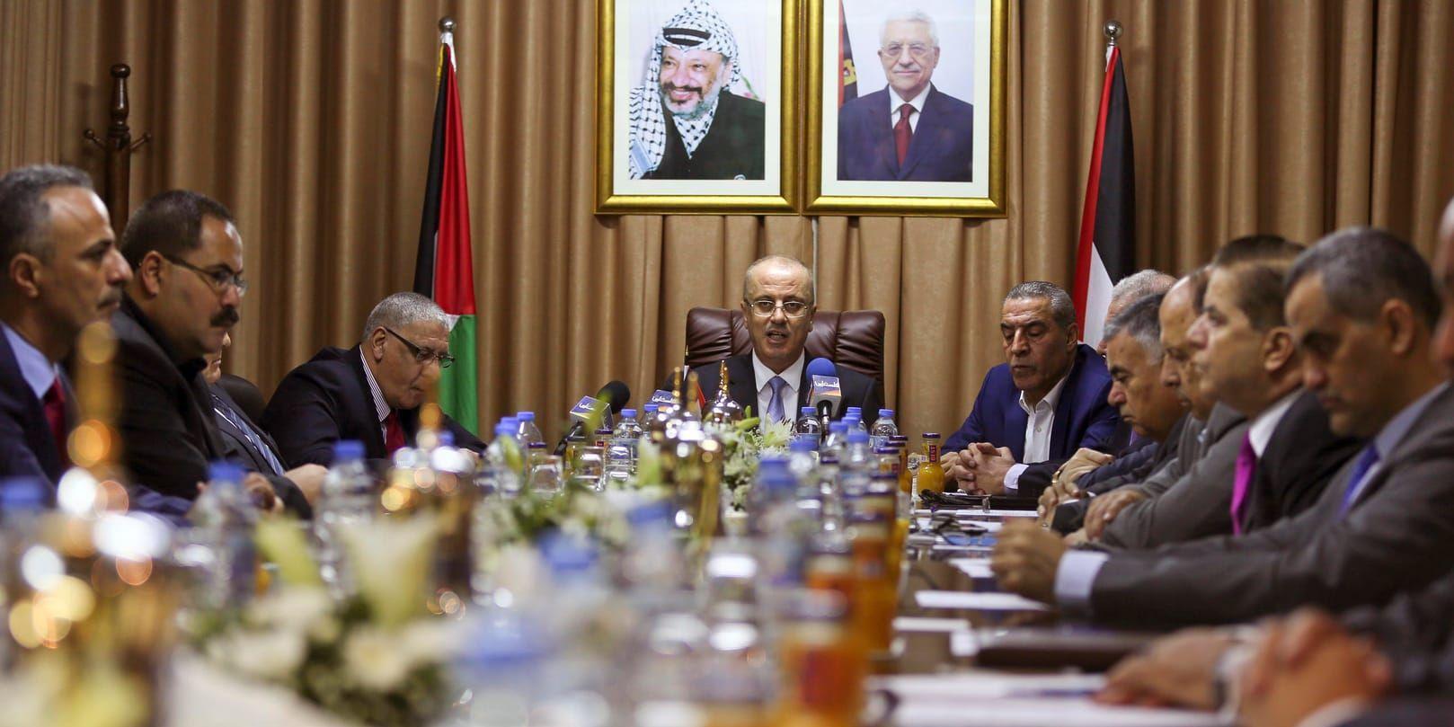 Palestinske premiärministern Rami Hamdallah under tisdagens regeringssammanträde i Gazaremsan.