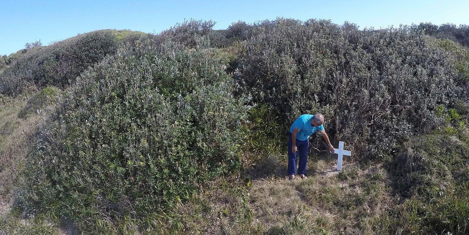 En man besöker minnesplatsen för sin mördade styvdotter, en aboriginsk kvinna, vid Ten Mile Beach på australiska östkusten i augusti 2016. Myndigheternas ovilja att lagföra de misstänkta väckte debatt om rasism mot aboriginer.