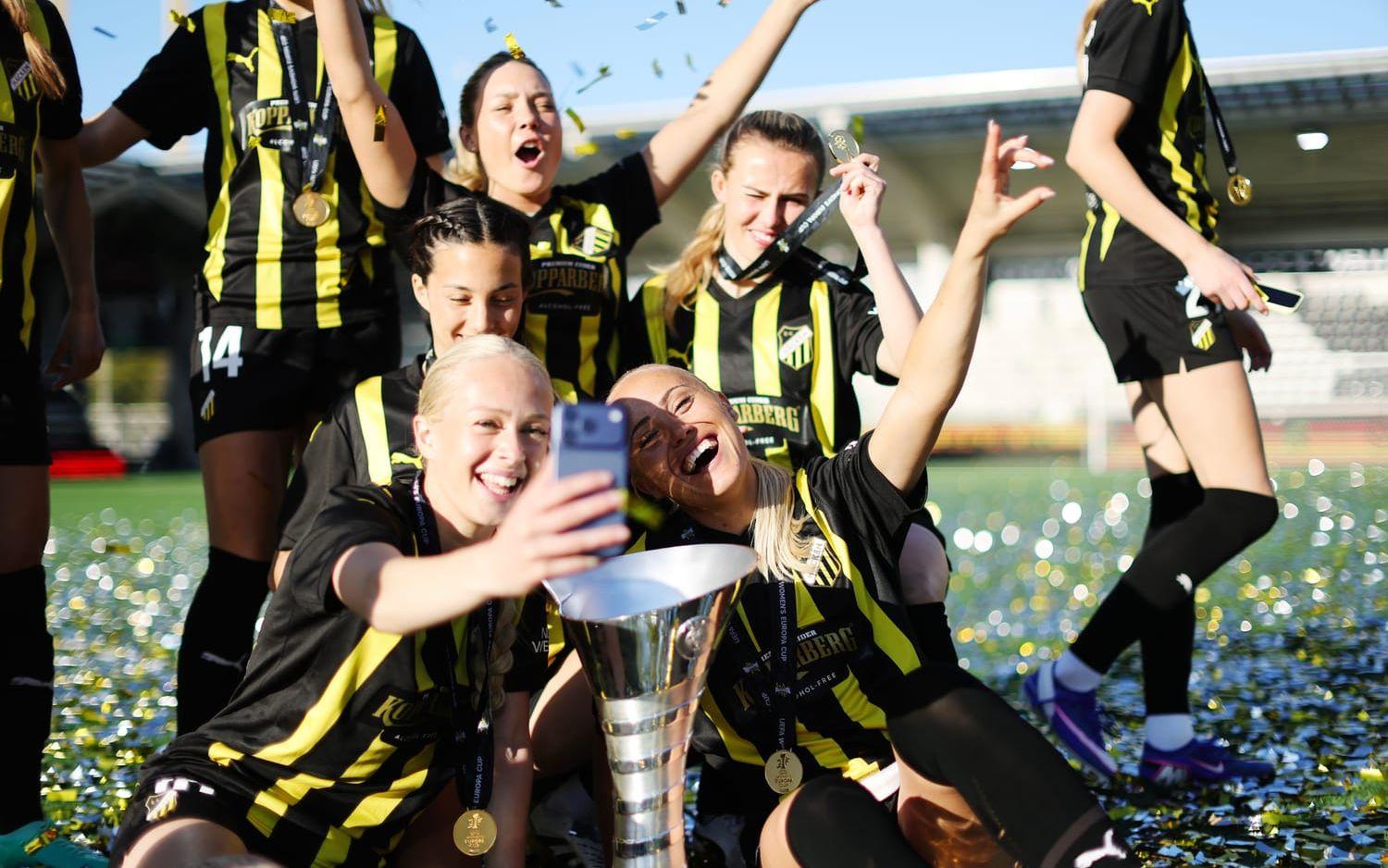 Häckenspelarna firar efter Europa Cup-guldet.