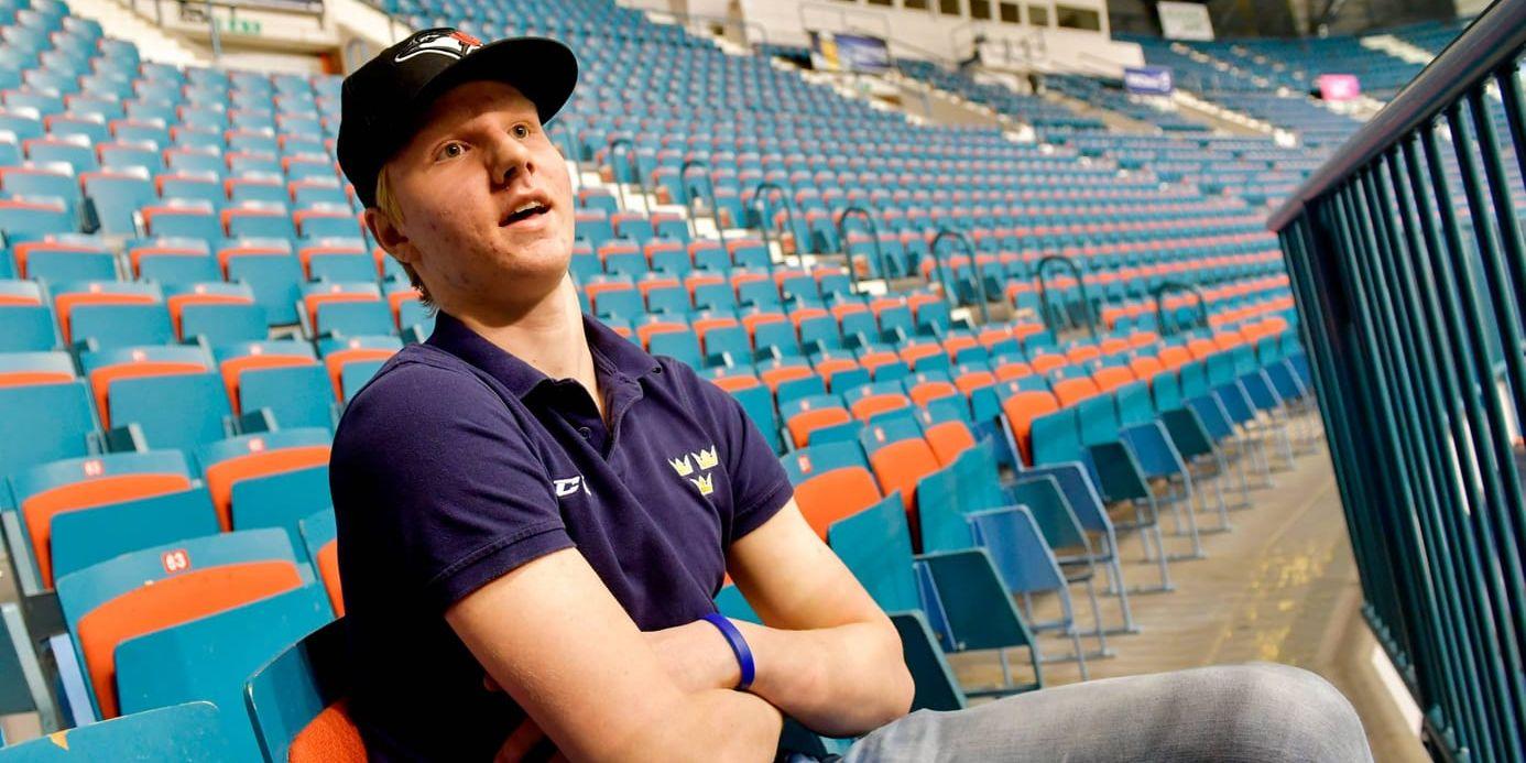 Blott 17-årige Rasmus Dahlin kan bli den tredje yngste debutanten i Tre Kronor genom tiderna.