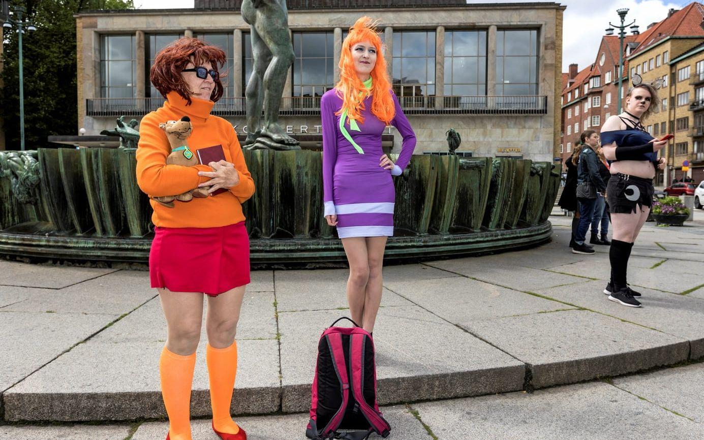 Mary Klevheden som Velma och dotterna Viktoria som Daphne i Scooby Doo. 
