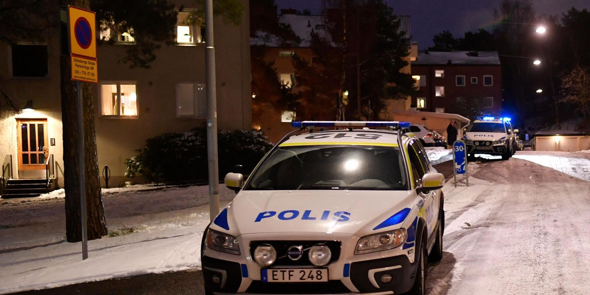 En man hittades död i en lägenhet i Högsbo på torsdagsmorgonen. 