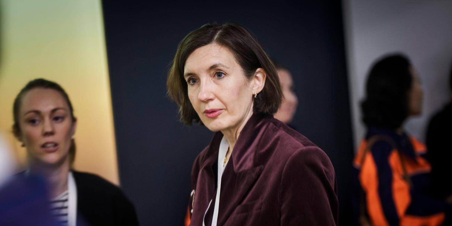 Volvo Cars Sverige-vd, Johanna Minding Kriisa, tittar förbi kameran.