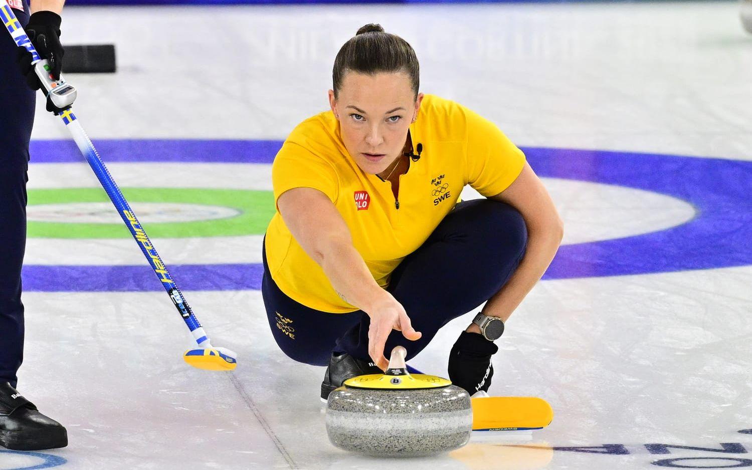 Agnes Knochenhauer släpper stenen i OS-semifinalen mot Kanada.