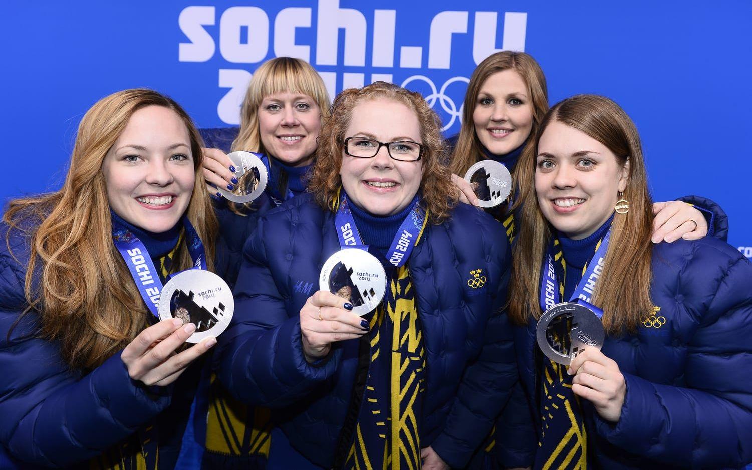 Det var då. 
Agnes Knochenhauer, längst till vänster, med OS-silvret med Margaretha Sigfridssons lag i Sotji 2014.