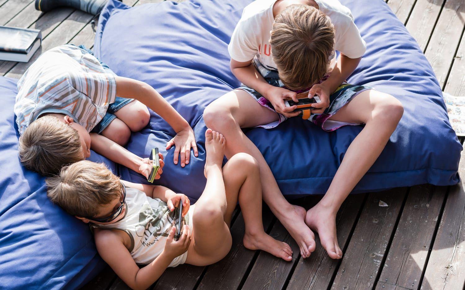 Bör en åldersgräns införas för smartphones? Arkivbild.