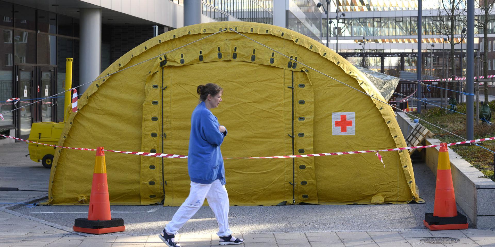 För att möta efterfrågan på vård har ett stort tält satts upp utanför entrén till Nya Karolinska i Solna.