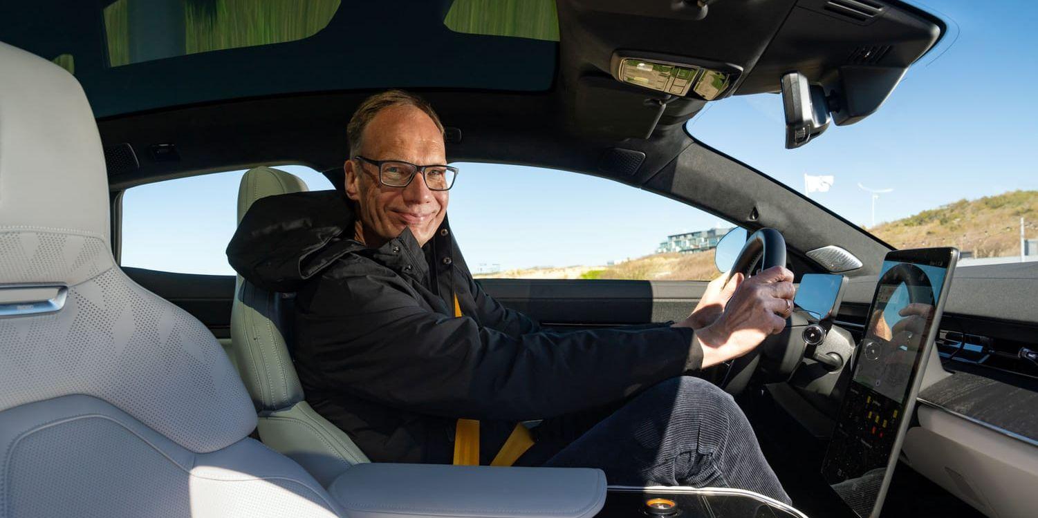 Michael Lohscheller sitter i förarsätet i en Polestar 5.
