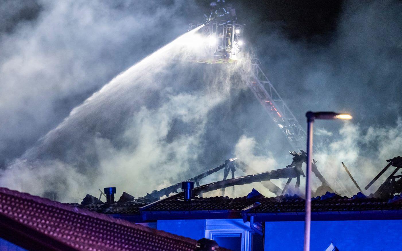 Räddningstjänsten bekämpar en brand i ett radhus i Hjärup mellan Lund och Malmö.