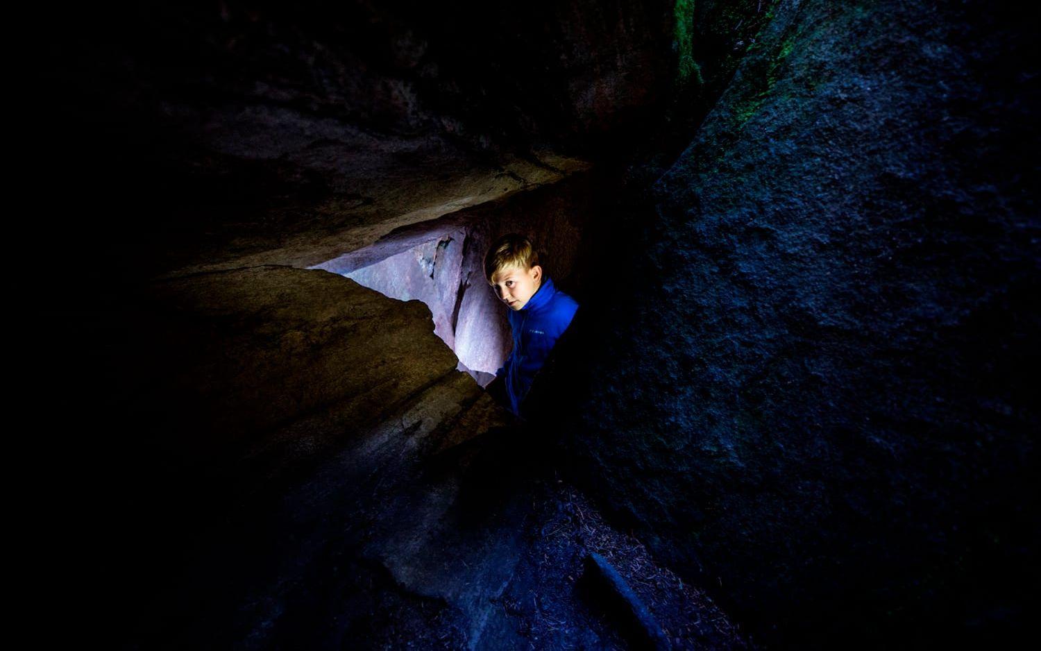 När man väl är nere i grottan kommer man att upptäcka att det som är litet har en vidsträckt rymd och att det uppstår märkliga akustiska effekter i rummet. Bild: Nicklas Elmrin.