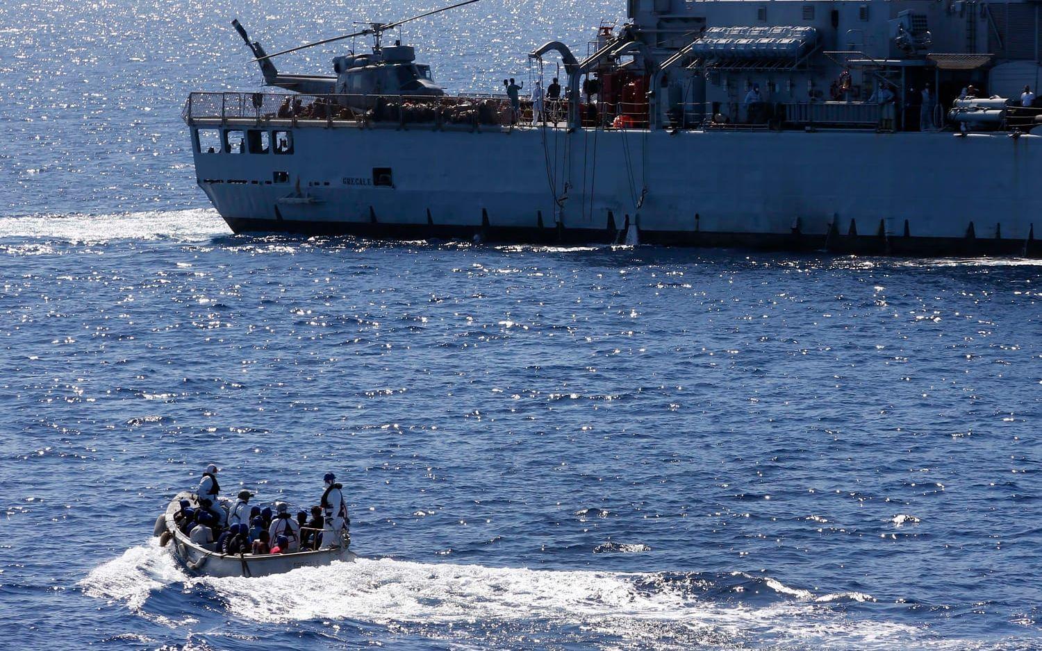 Migranter tas om hand på Medelhavet 2016 under sjöinsatsen Sophia. Arkivfoto.
