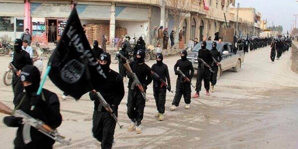 Den extremistiska jihadiströrelsen Islamiska staten tågar genom staden Raqqa i Syrien som blivit rörelsens högkvarter. Bilden publicerades på en extremistisk webbsida i januari 2014.