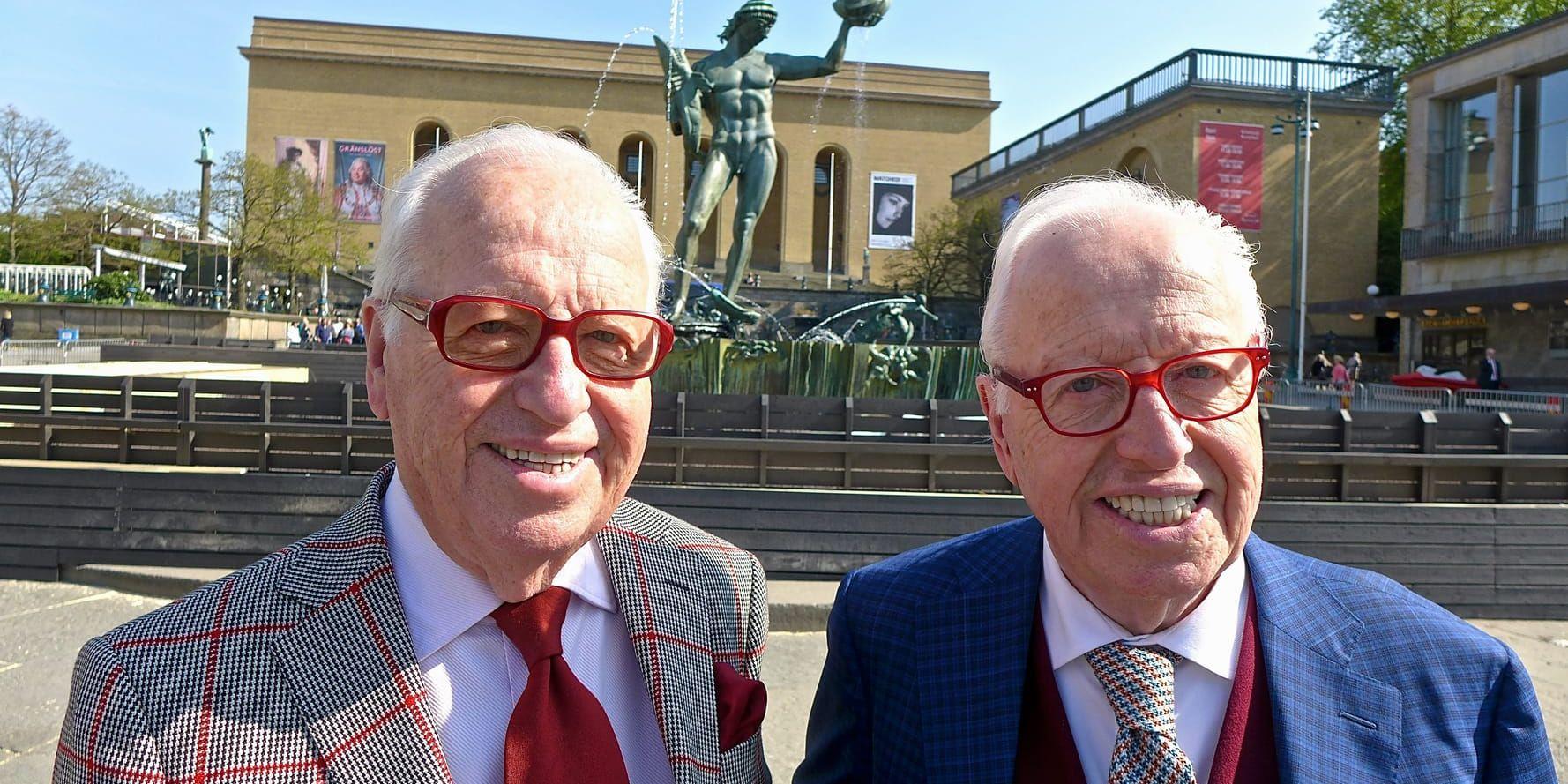Tvillingarna Ronnie och Leif Björk i hemvan Aveny-miljö. På måndag fyller de välkända Göteborgs-profilerna 80 år.