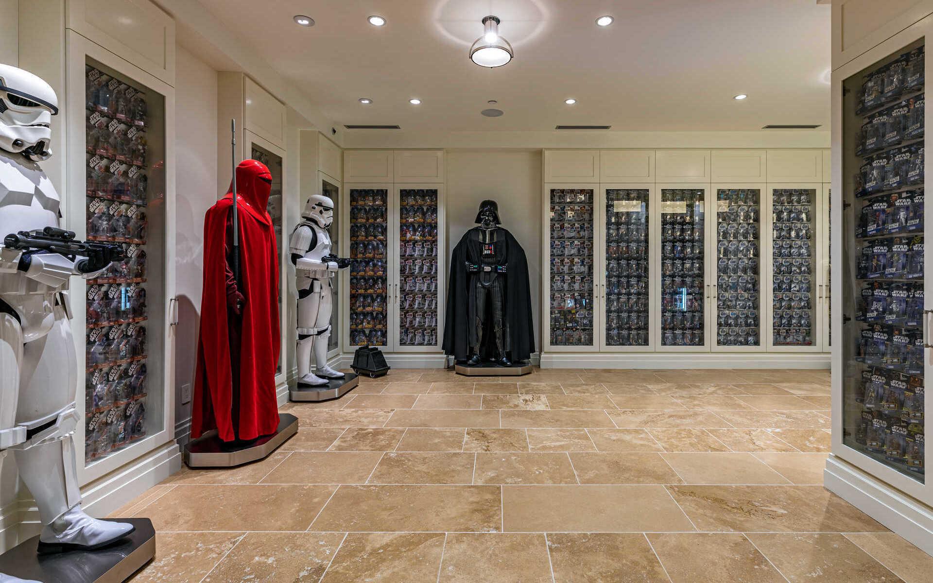 I källaren står bland annat Luke Skywalkers pappa, Darth Vader och &quot;vaktar&quot;.