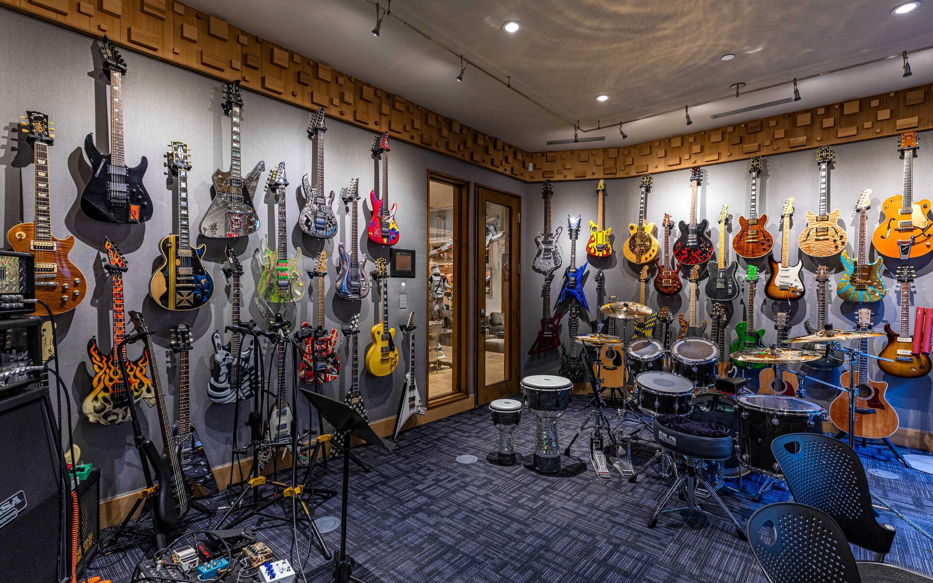 I huset finns en egen musikstudio, med gott om plats för alla möjliga instrument.