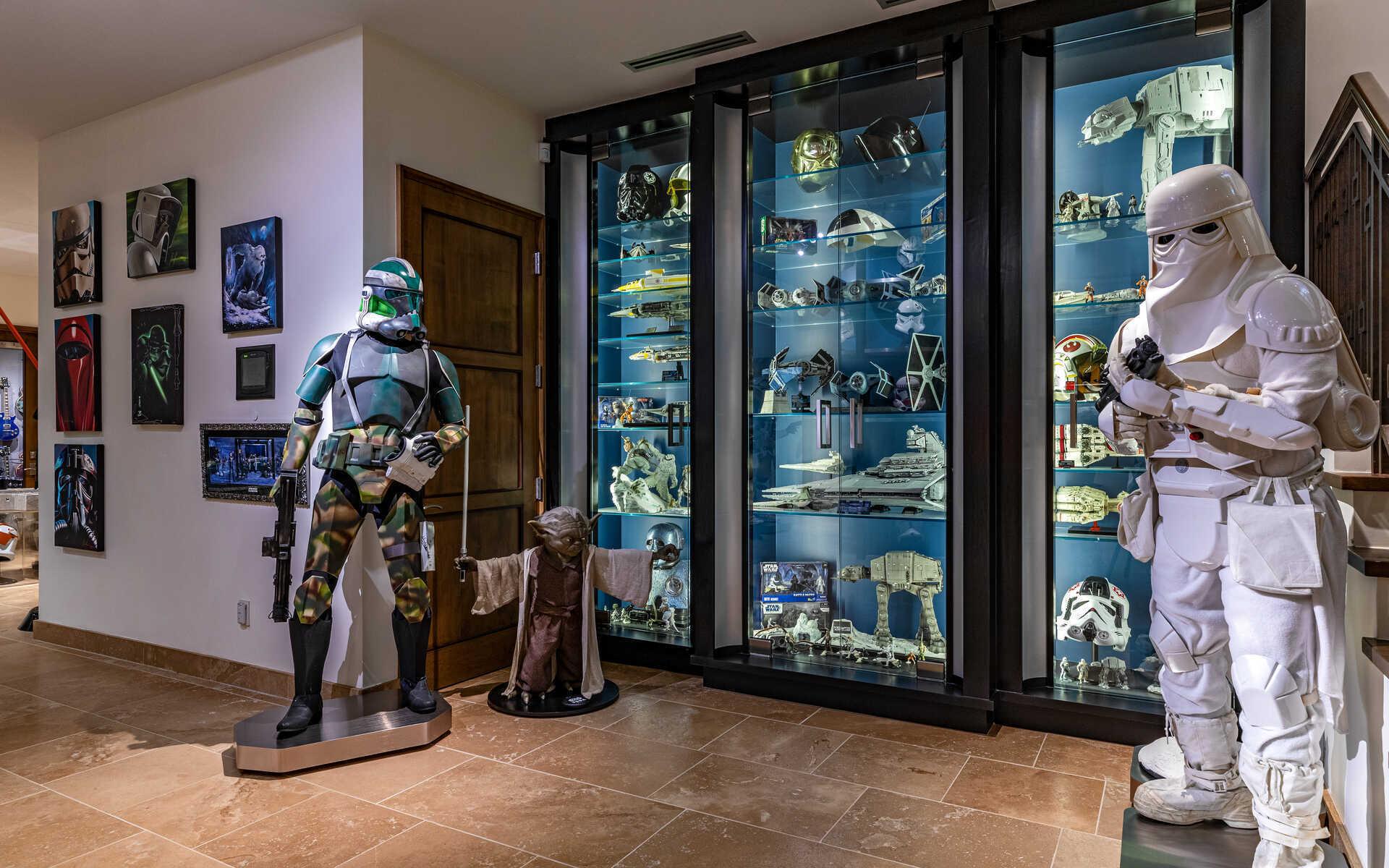 I ett hörne i källaren står Yoda tillsammans med andra figurer kända från filmerna.