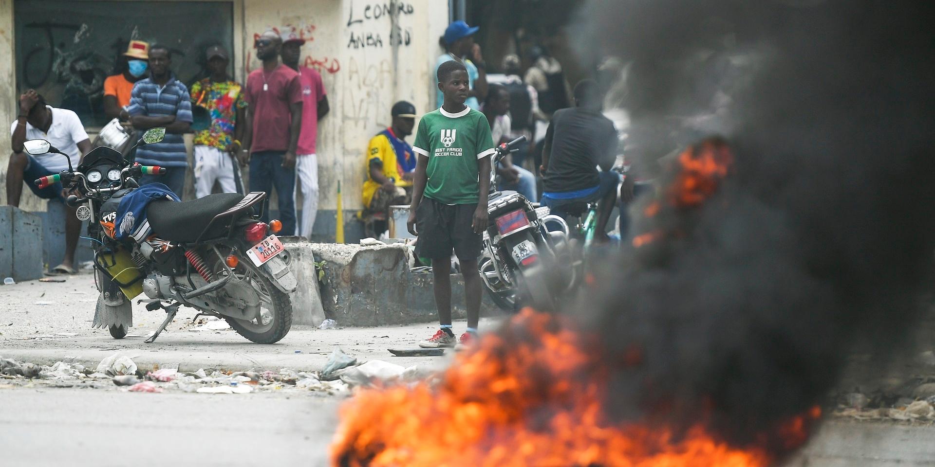 Demonstranter har tänt på däck i Port-au-Prince i Haiti. Bild från måndagen.