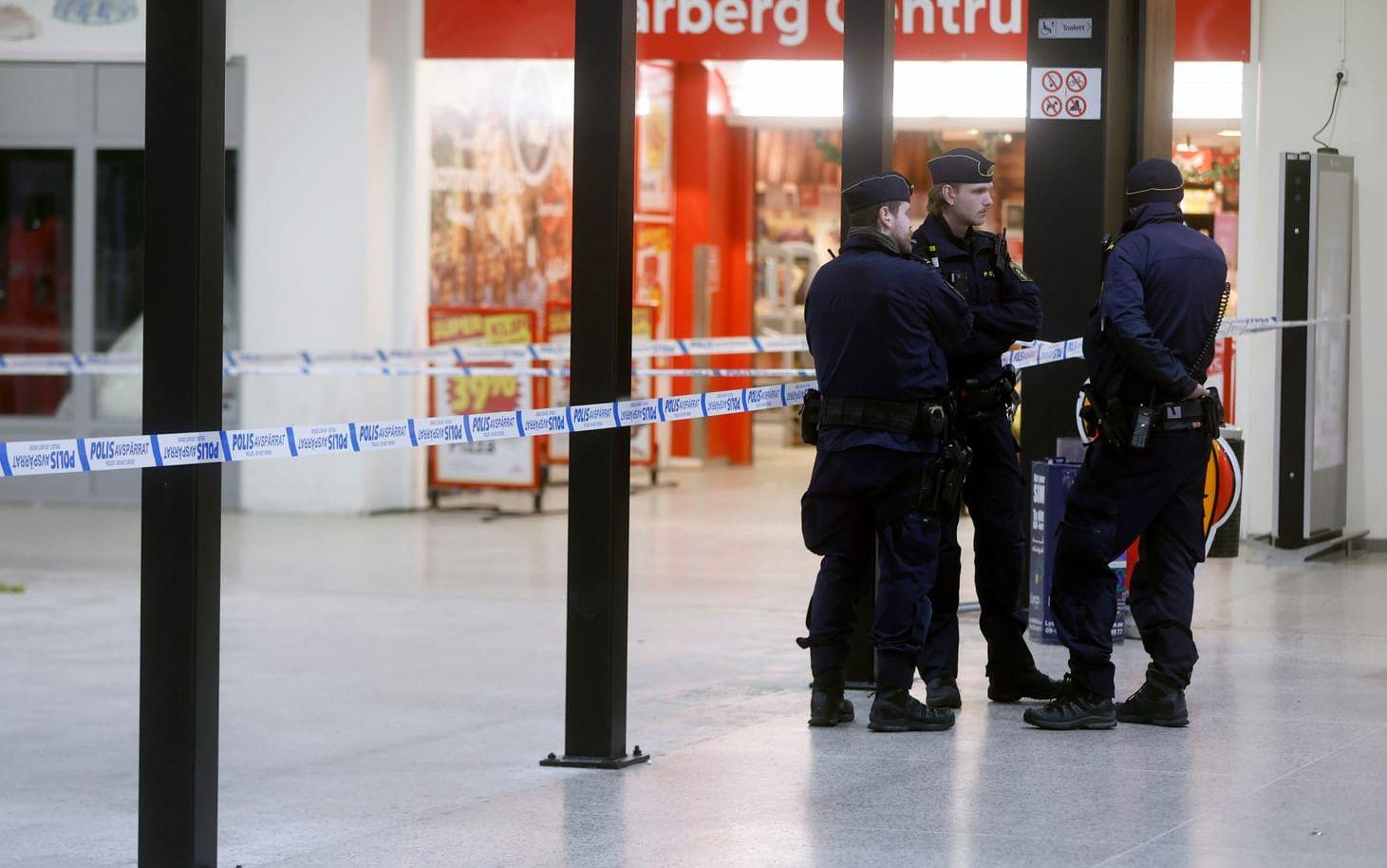 En man har blivit skjuten i Vårbergs centrum i sydvästra Stockholm.