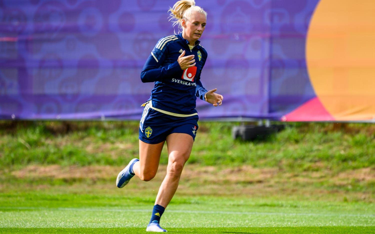 220703 Stina Blackstenius does rehab during a training session with the the women&apos;s Swedish national football team ahead of UEFA Women&apos;s Euro 2022 Championship on July 3, 2022 in Chester. Photo: Ludvig Thunman / BILDBYRÅN / kod LT / LT0343