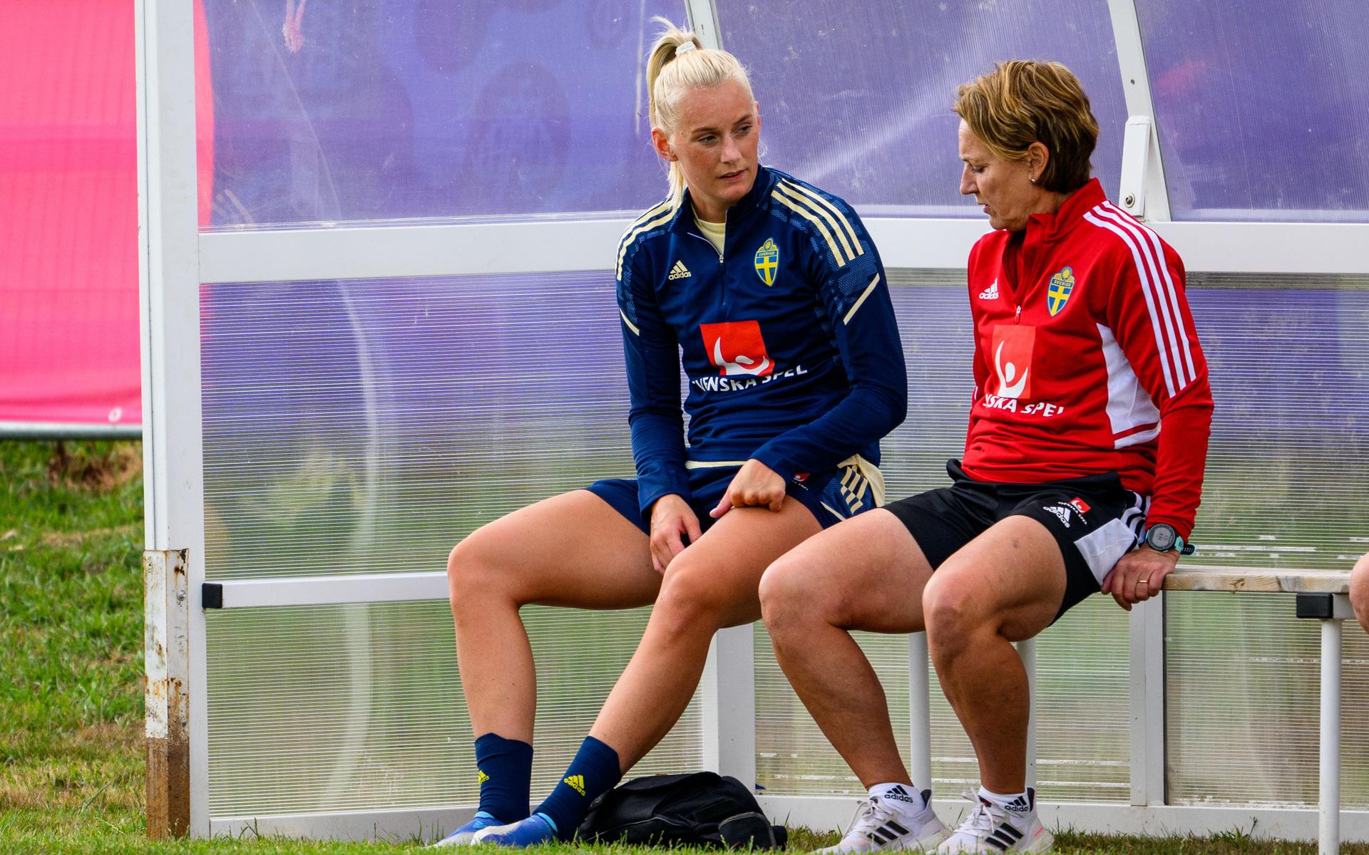 220703 Stina Blackstenius and speaks with physio Annica Näsmark during a training session with the the women&apos;s Swedish national football team ahead of UEFA Women&apos;s Euro 2022 Championship on July 3, 2022 in Chester. Photo: Ludvig Thunman / BILDBYRÅN / kod LT / LT0343