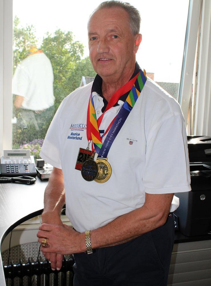 Maruice är en aktiv löpare och har sprungit många maraton med medaljer som belöning.. 