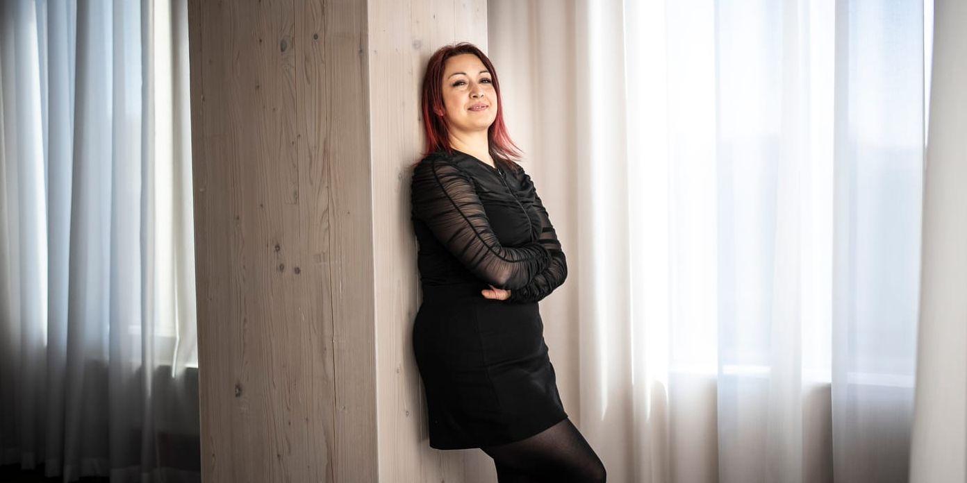 Forskaren Almira Osmanovic Thunström står med korslagda armar, lutad mot en pelare.