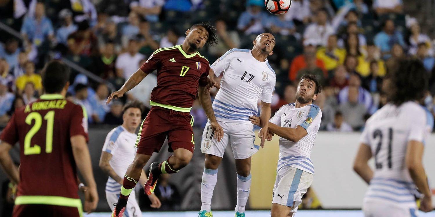Venezuelas Josef Martinez i kamp om bollen med Uruguays Egidio Arevalo.