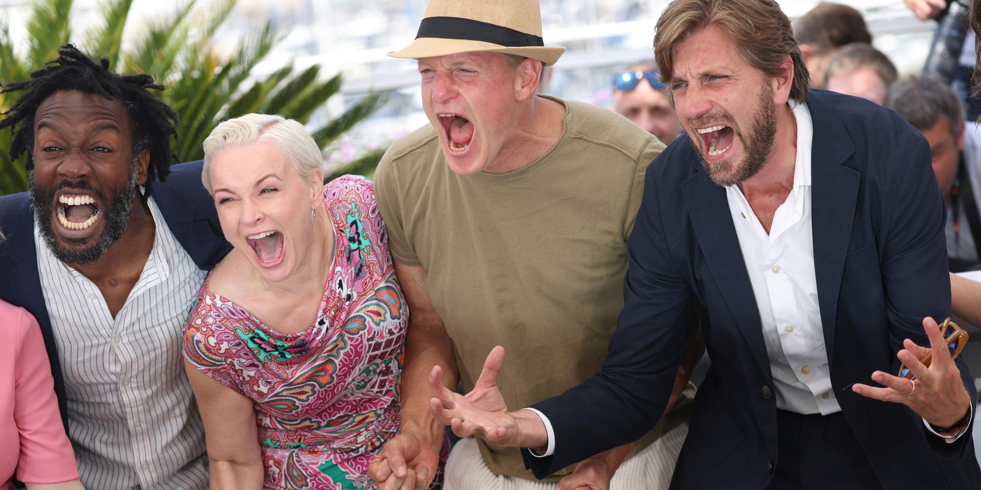 Skådespelarna Jean-Christophe Folly, Vicki Berlin, Woody Harrelson och Ruben Östlund möter världspressen efter premiären av 'Triangle of sadness' som tävlar om en Guldpalm på filmfestivalen i Cannes.