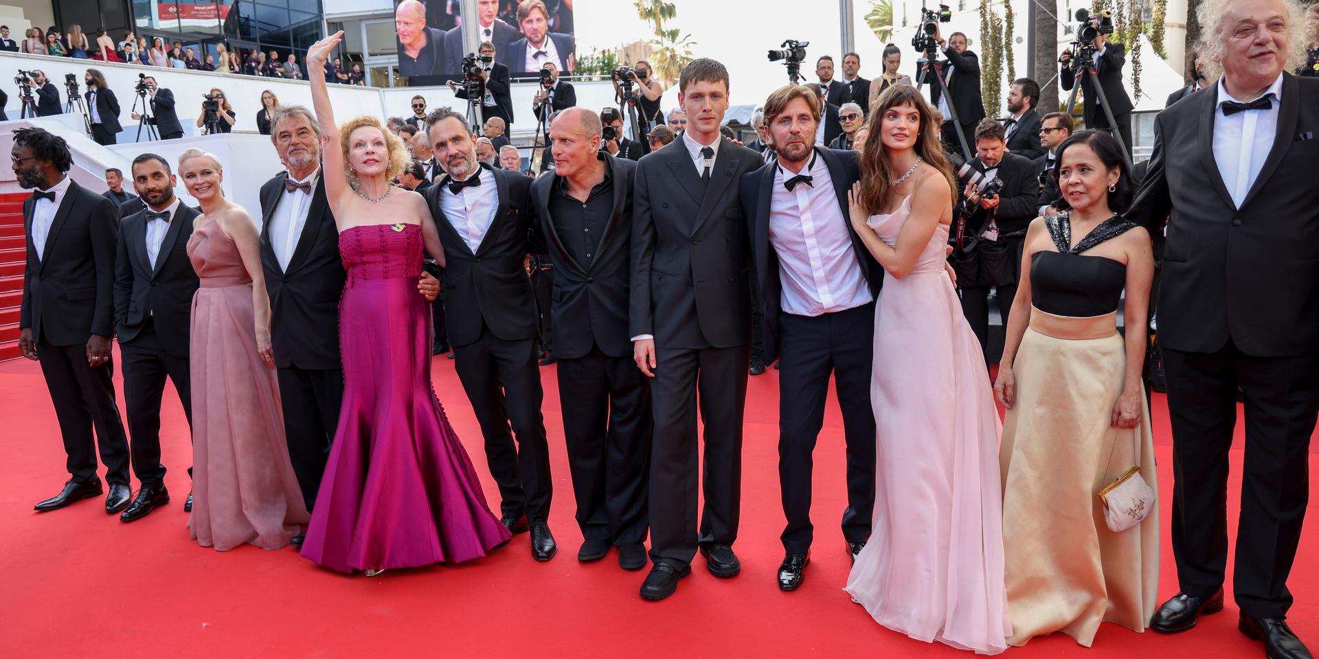 'Triangle of sadness'-gänget på röda mattan inför premiären på filmfestivalen i Cannes.