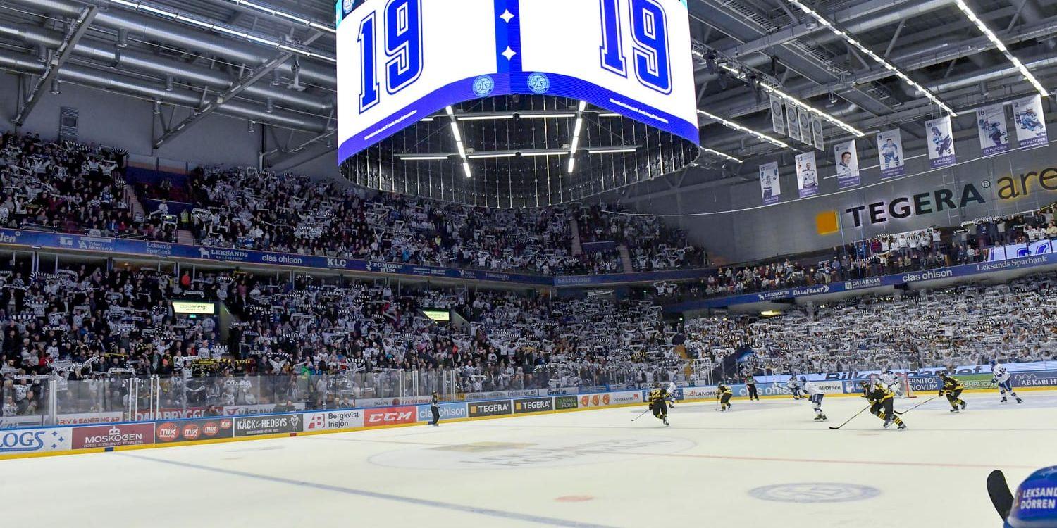 Leksands Tobias Forsberg har hyllats i arenor runt om i Hockey-Sverige, här i hemmaarenan Tegera arena. Arkivbild.