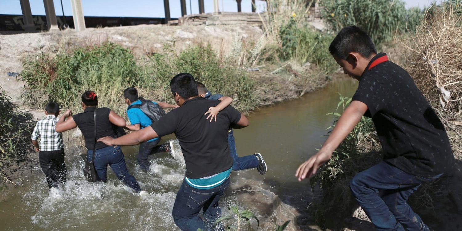 Centralamerikanska migranter korsar floden Rio Bravo för att ta sig in i USA. Arkivbild.
