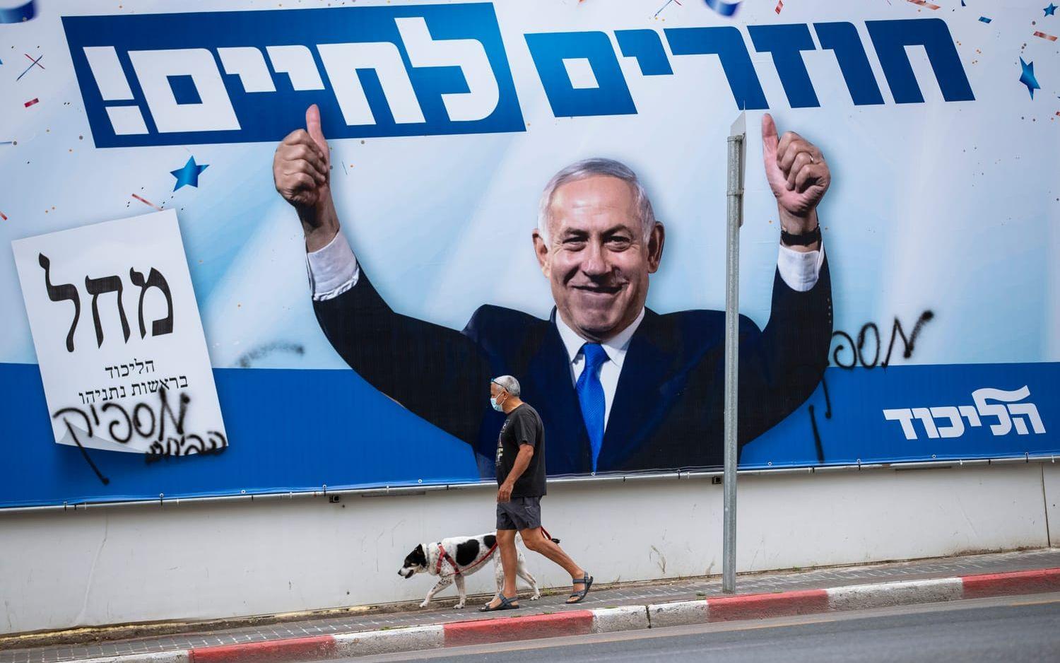 Israels premiärminister och ledaren för partiet Likud, Benjamin Netanyahu, syns på en valaffisch. Under tisdagen går israelerna till val, för fjärde gången på två år. 
