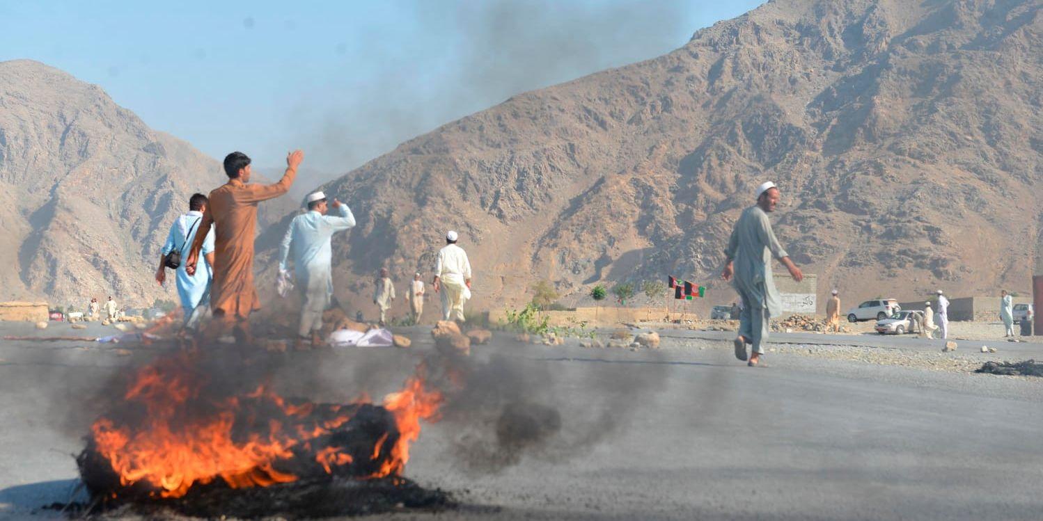 Människor ropar slagord mot terrorister efter självmordsdådet mot en demonstration i provinsen Nangarhar.