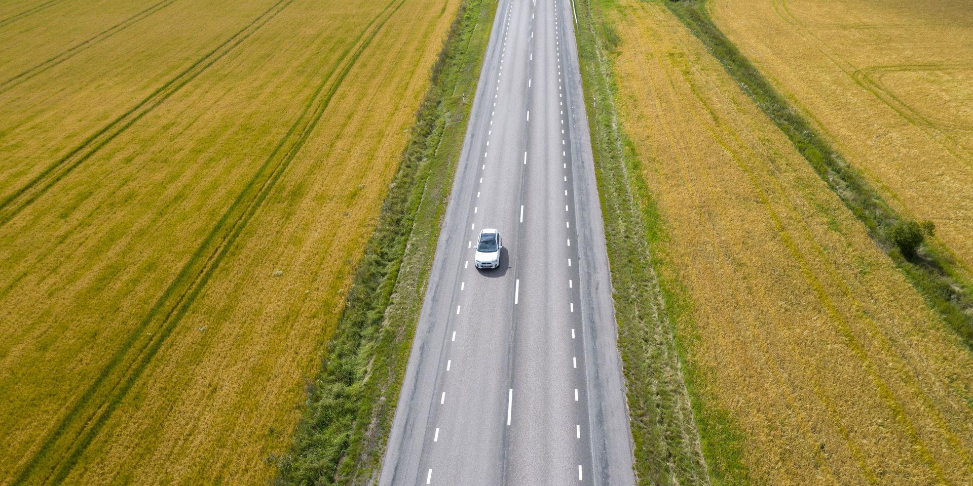 ENKÖPING 20190805En bil på en väg i öppet landskap Foto: Fredrik Sandberg / TT / kod 10080