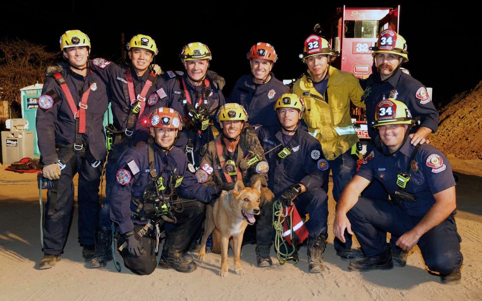 Brandmännen från stationen i Pasadena tillsammans med den blinda hunden Cesar efter räddningsinsatsen.