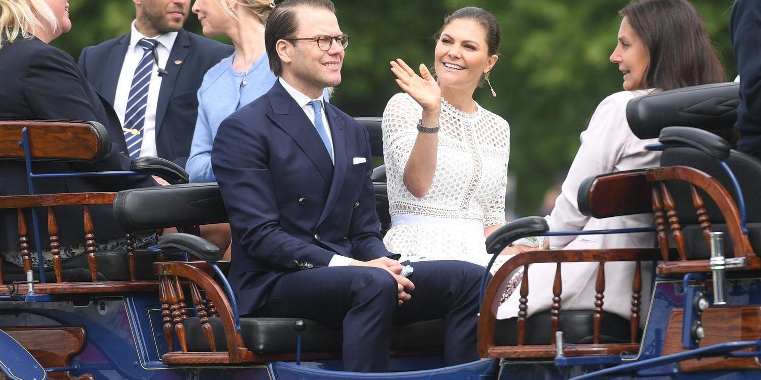 Prins Daniel, kronprinsessan Victoria och kommunstyrelsens ordförande i Hallstahammar Catarina Petterson åker hästdragen vagn under nationaldagsfirandet vid Strömsholms slott.