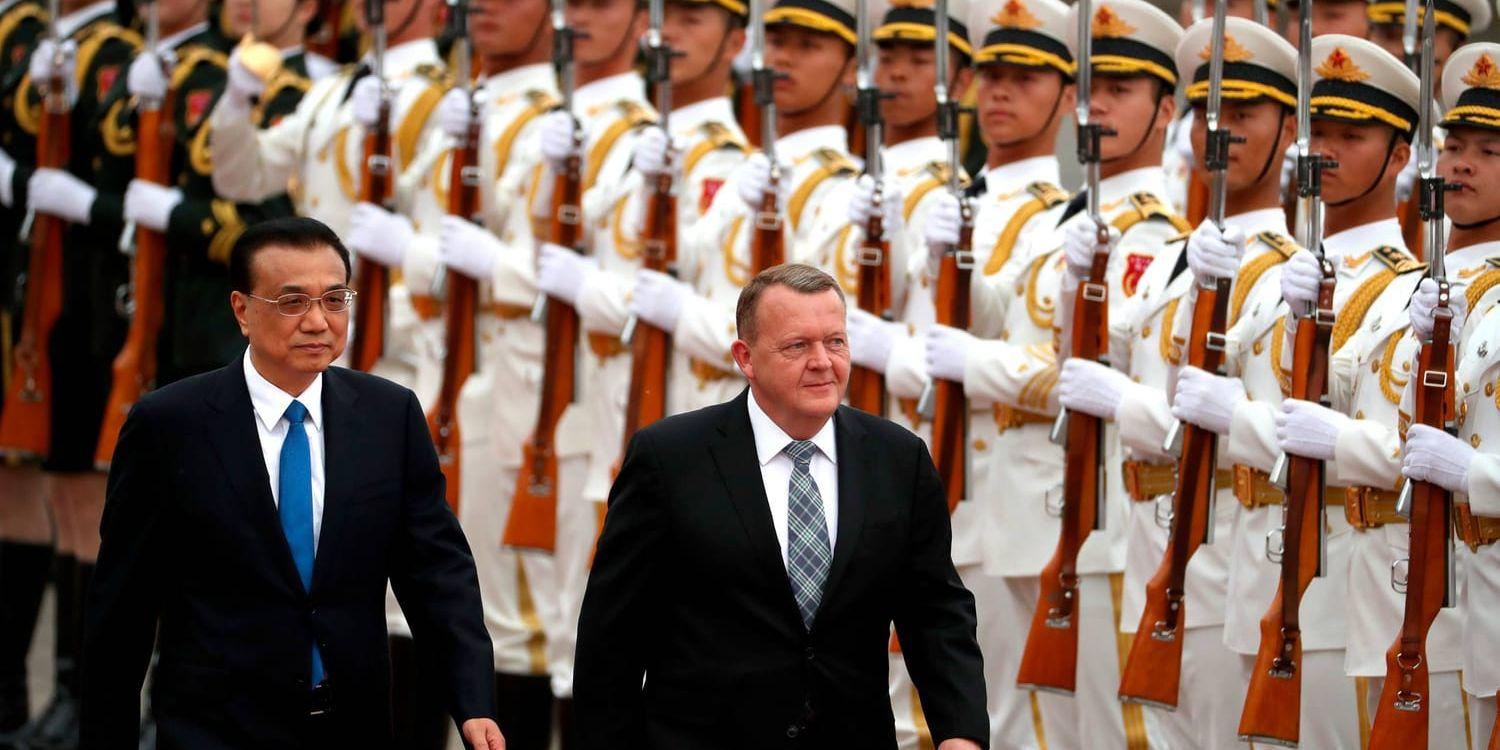 Li Keqiang och Lars Løkke Rasmussen inspekterar hedersvakten vid Stora folkets sal, bredvid Himmelska fridens torg i Peking, på onsdagen.