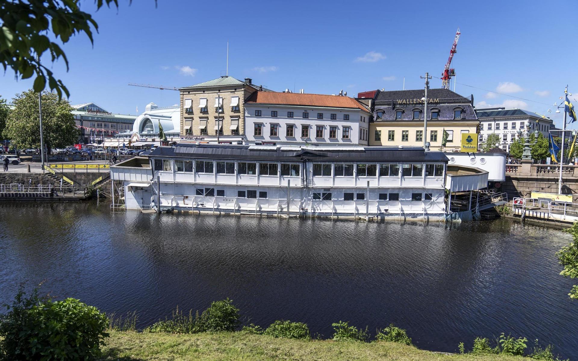 Båt vid Kungsportsplatsen