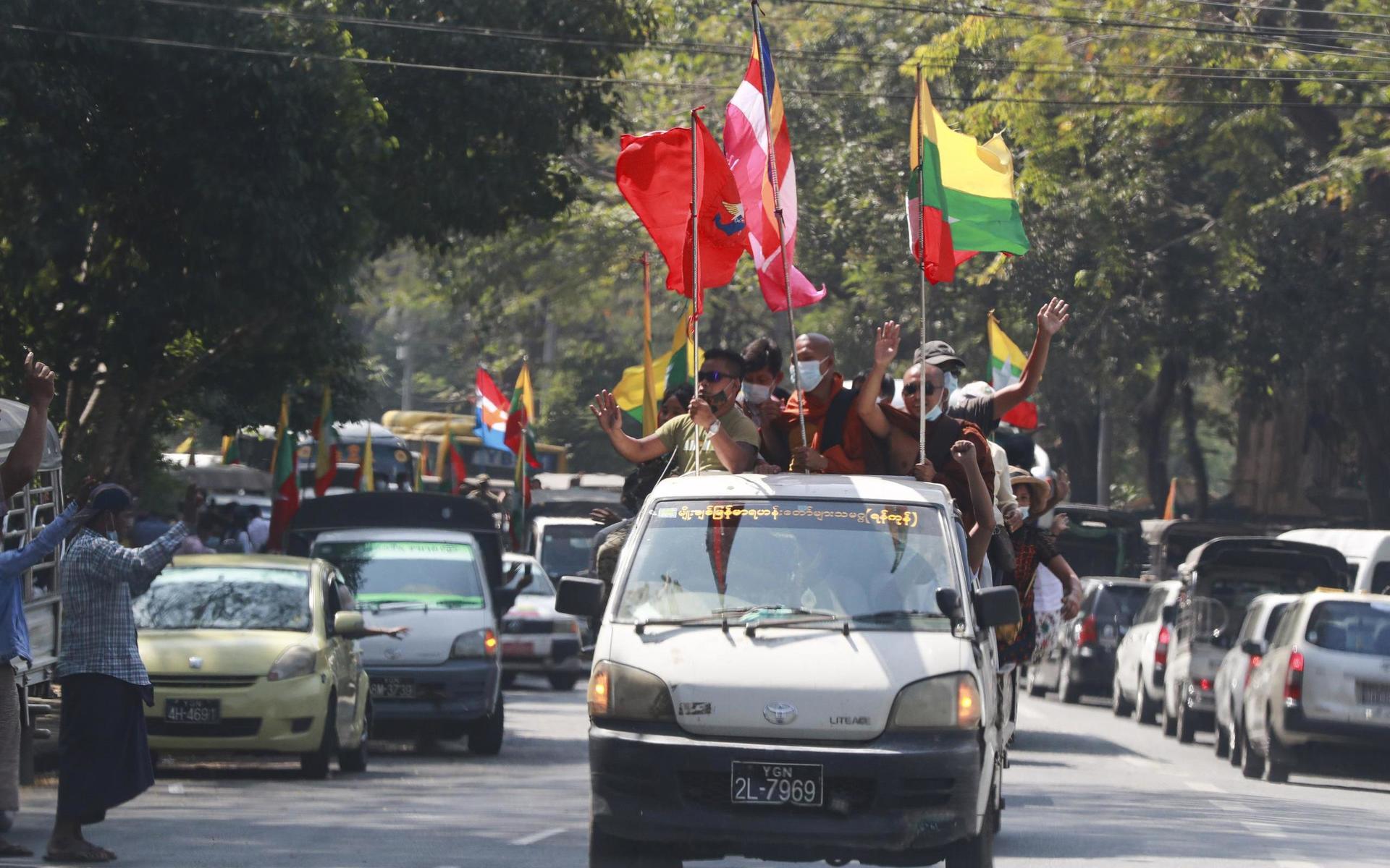 Supportrar till militären har synt runt om i Myanmar till följd av militärkuppen.