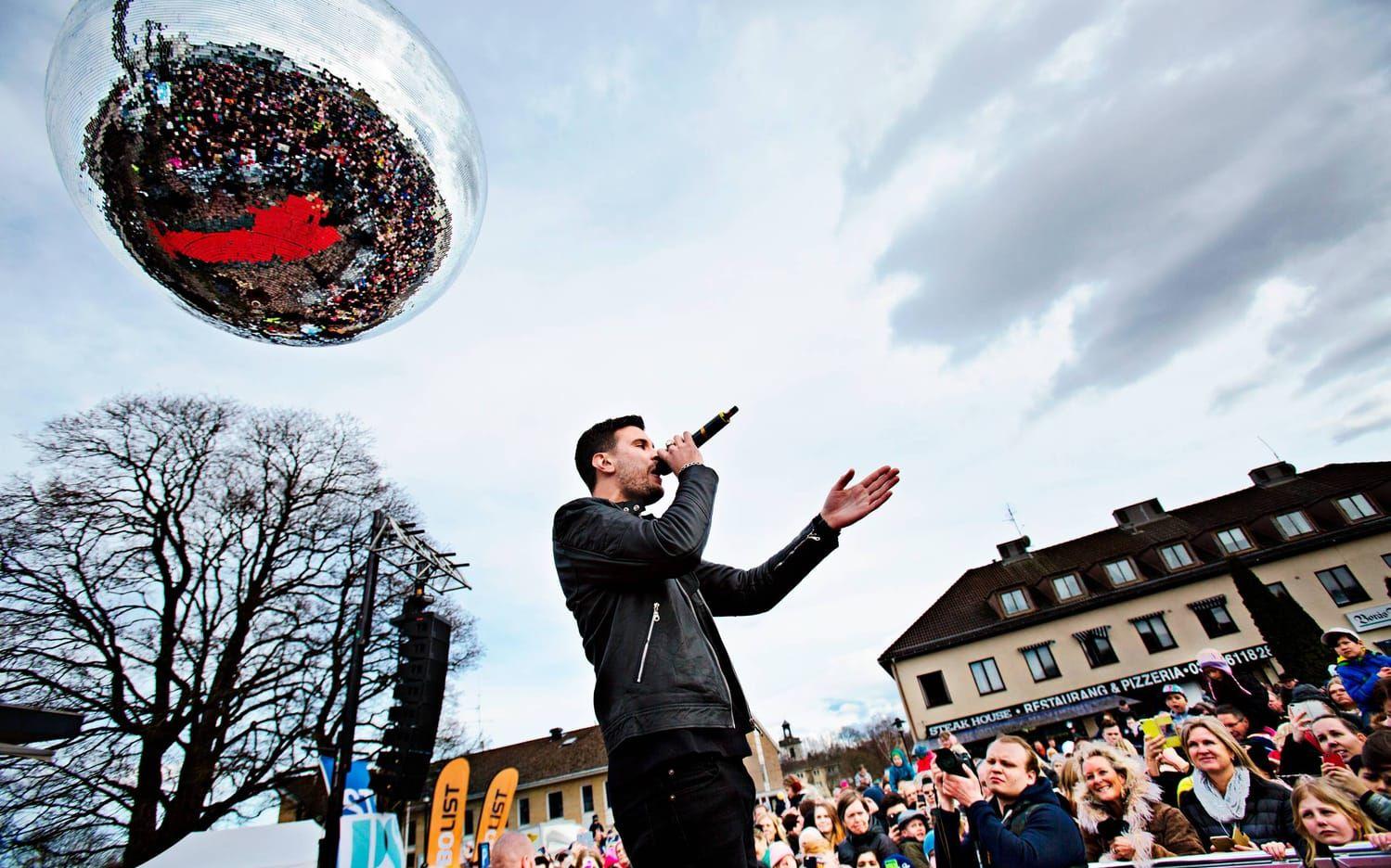 Hemma på torget. Svenljungas musikambassadör Robin Bengtsson sjöng för fansen på födelseorten.  Bild: Tomas Ohlsson.