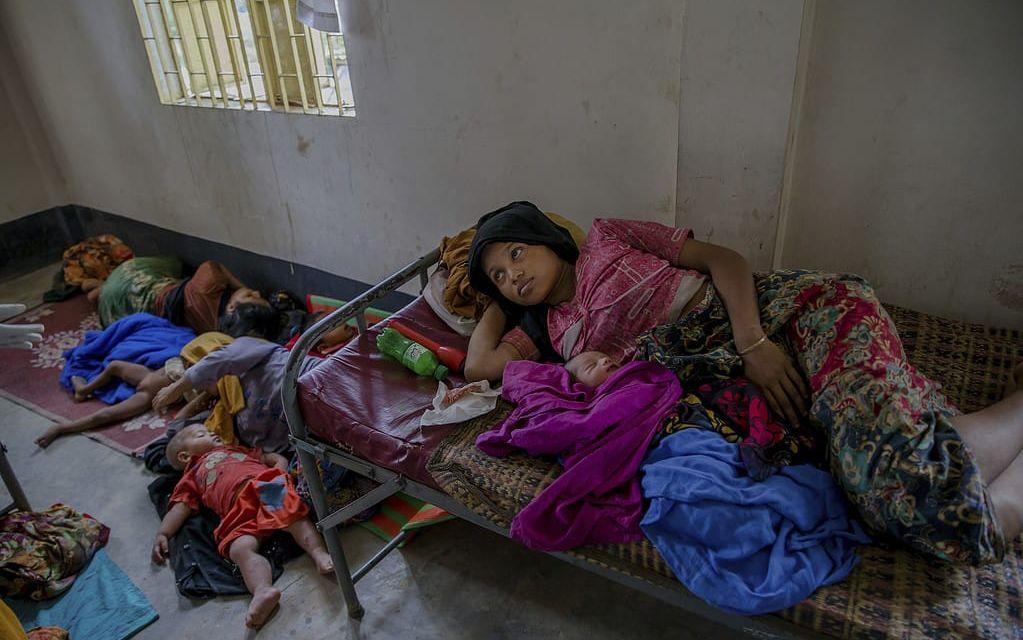 Nyanlända kvinnor och barn vilar på en vårdinrättning i flyktinglägret Kutupalong. Bild: Dar Yasin