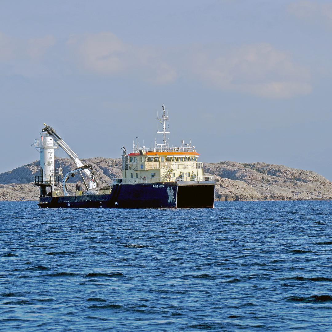 Sjöfartsverkets arbetsbåt ”Fyrbjörn” hade backat upp mot fyren Kåvra på Malmöfjorden. 